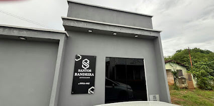 Fachada do escritório Santos Bandeira Advogados em Itaberaí, prédio cinza com placa preta
